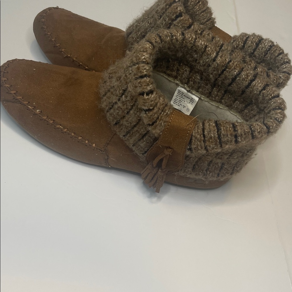 Cozy Brown Woman‎